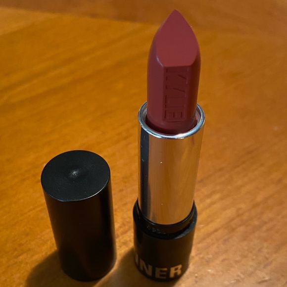Kylie Jenner Lipstick Madeleine 💋 - Picture 3 of 16